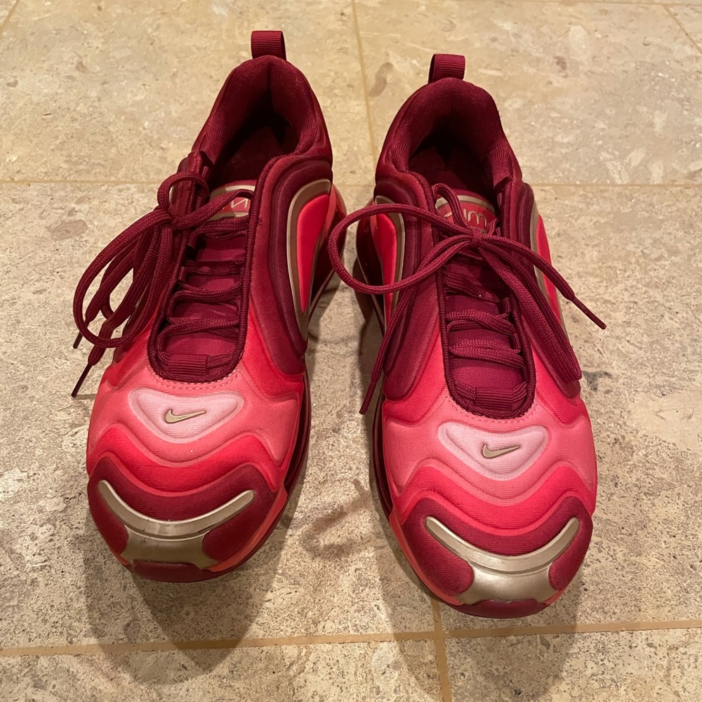 Youth Nike Airmax 720 Nike 6Y = 7.5 women’s